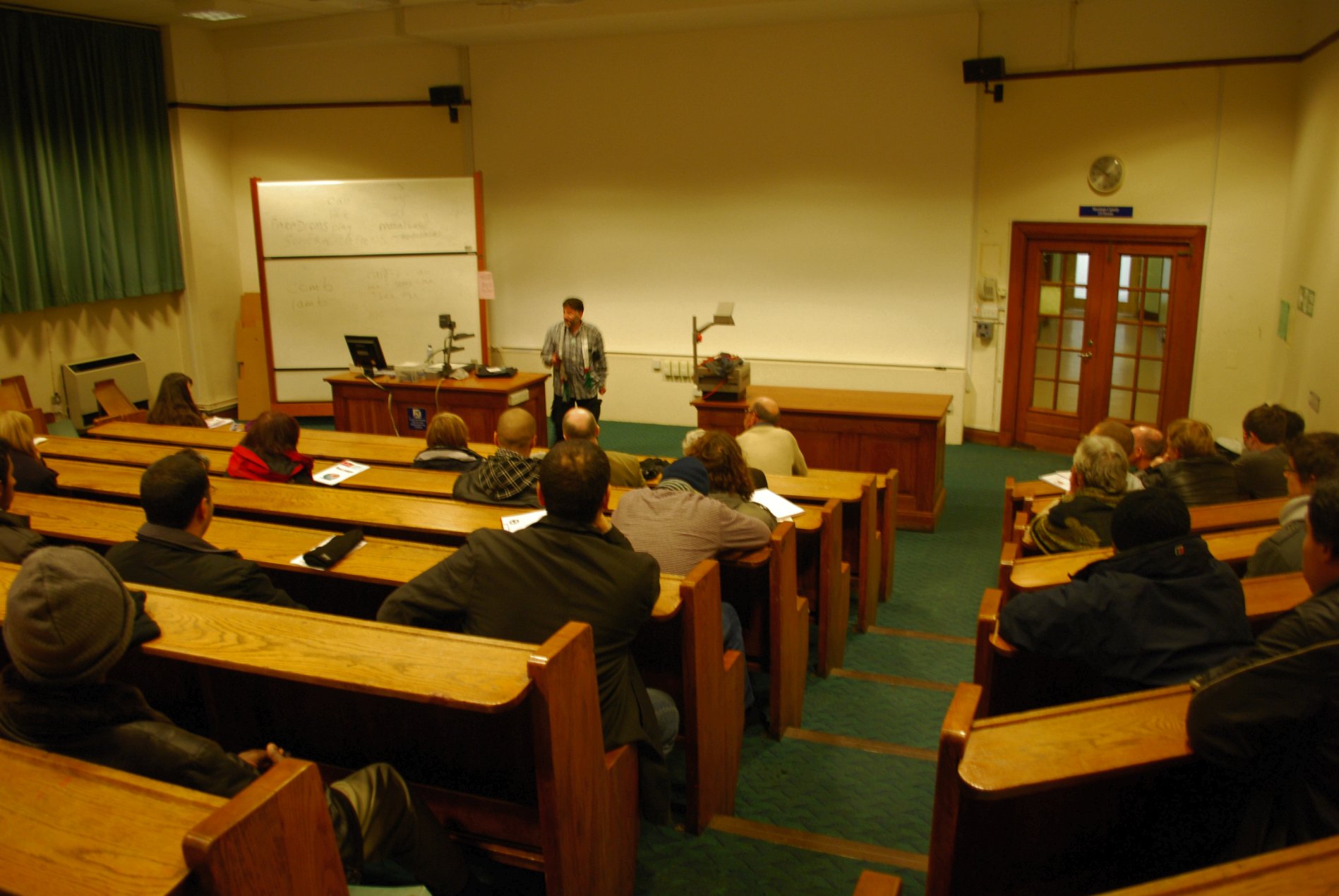 Mahmoud Kurdi speaking at the meeting